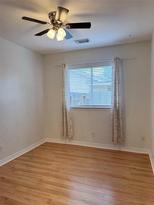 Building Photo - 2227 Oakwell Ln