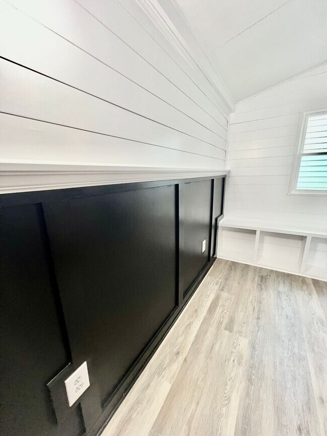 Building Photo - 3 Bedroom 2 Bath City Home Available