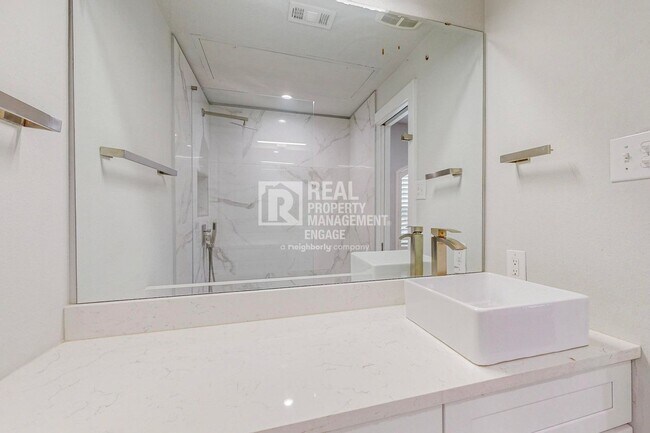 Building Photo - Highly Upgraded 2-Bedroom Townhome Available for Rent!