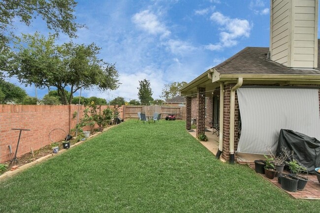 Building Photo - 2103 Breezeway Ln