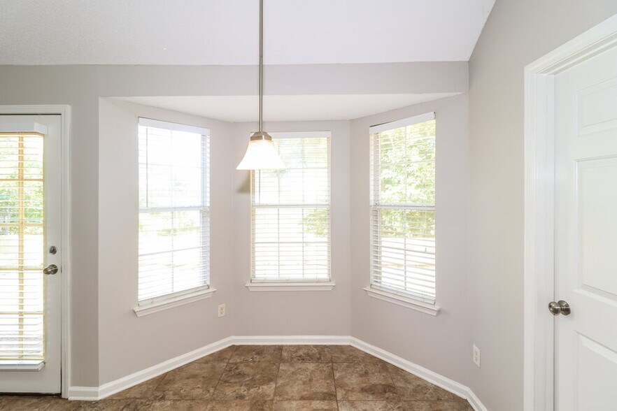 Building Photo - 7096 Lagrange Hill Dr