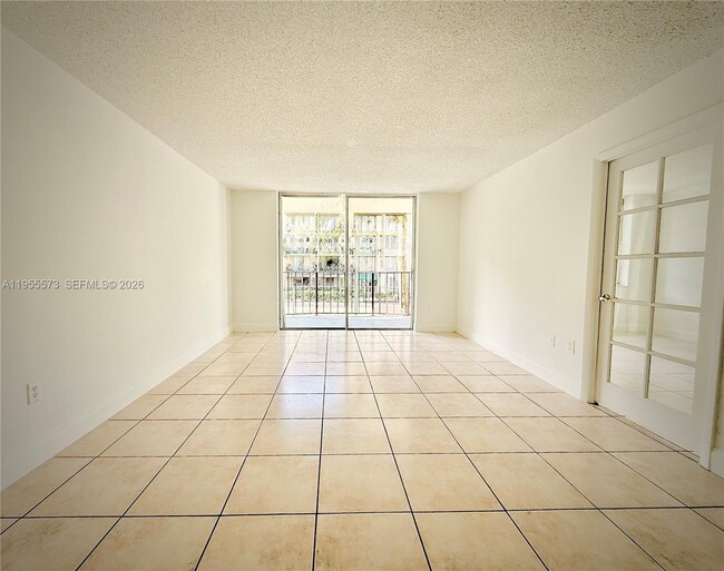 Building Photo - 9310 Fontainebleau Blvd