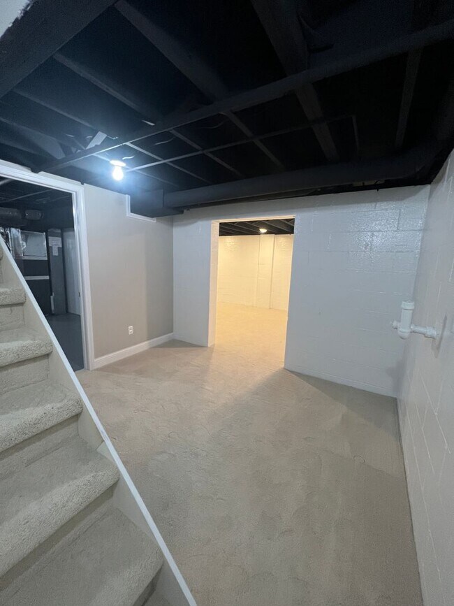 Building Photo - Renovated Spacious 4 Bedroom Home Available for Pre-Lease!