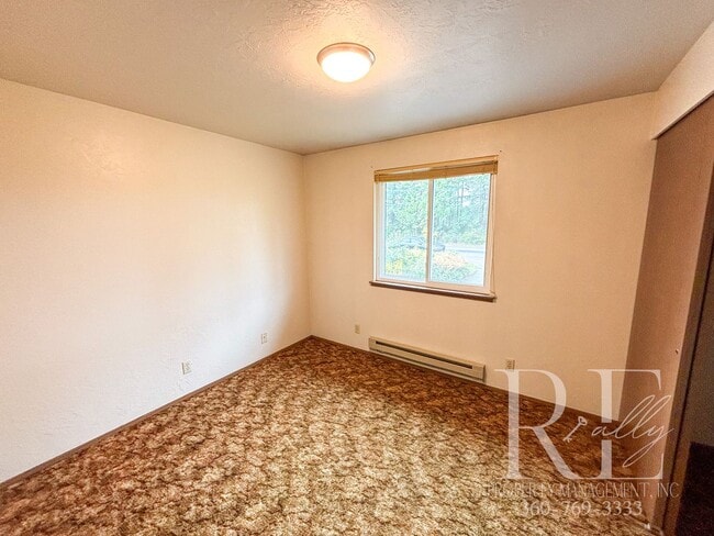 Building Photo - Charming 2-Story Duplex in Silverdale