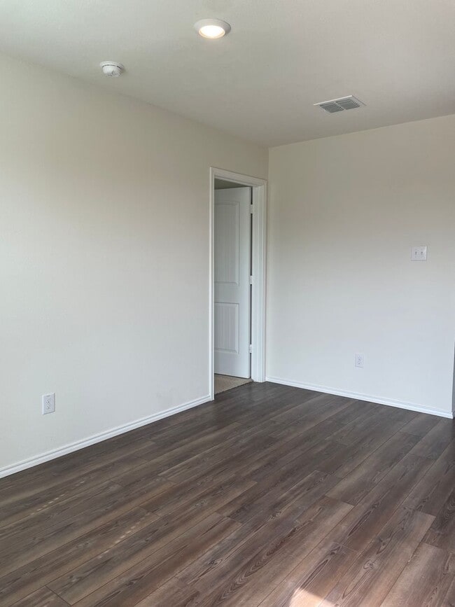 Building Photo - For Rent | Sendera Ranch | 3BD/2BA | 1,300 SF | Pets Welcome