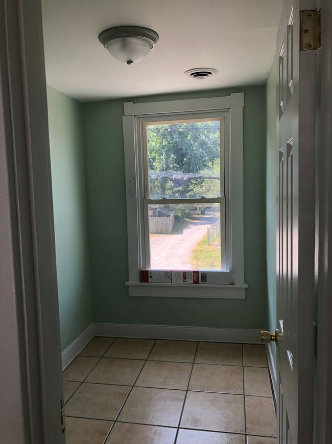 Building Photo - 3 Bedroom/1.5 Bath Northside Home ***Avail...