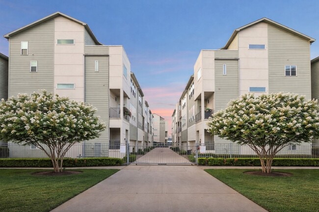 Building Photo - 1007 W 17th St