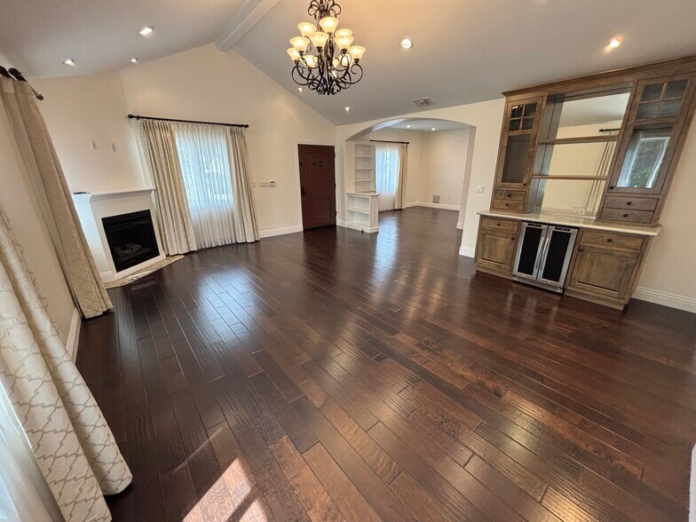 Living - 5960 Balcom Ave