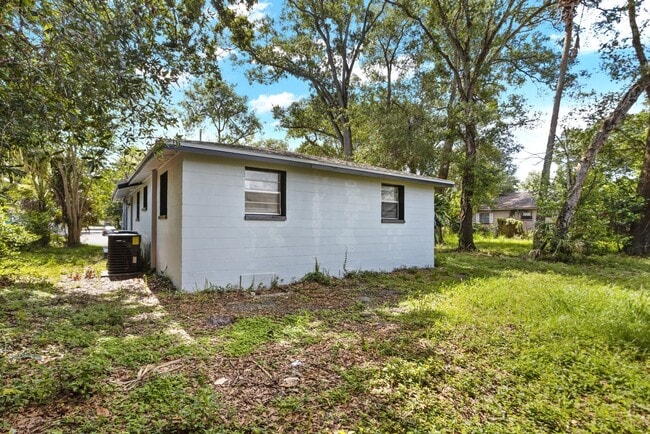 Building Photo - Spacious 4bdrm/1bath House ** $1,995.00 **...