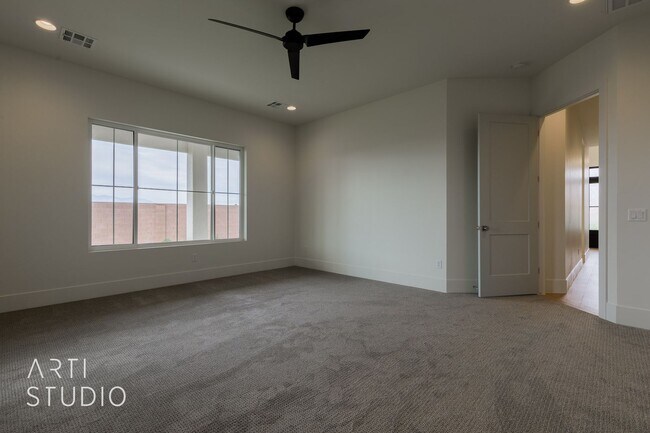 Building Photo - Beautiful Fully Furnished 3 bedroom, 2.5 B...