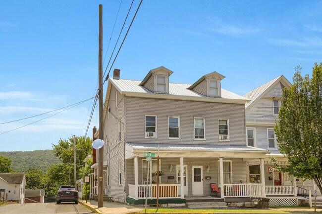 Building Photo - 151 Walnut St