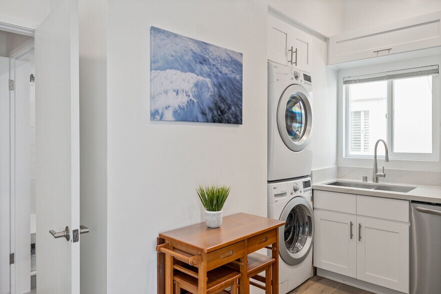 Building Photo - 131 Gull St