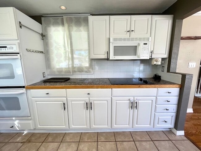 Building Photo - Amazing Littleton Bungalow
