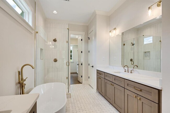 Building Photo - 352 Avon Rd