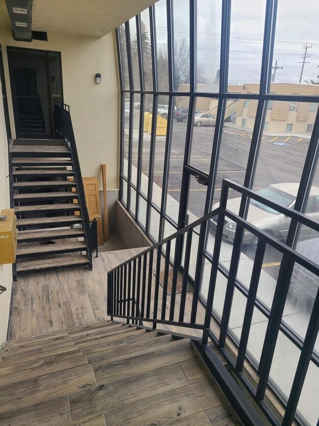 Building Photo - 17th St 6 Plex