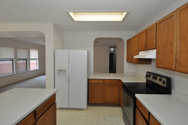 Building Photo - Available NOW! 4 bedrooms, one story, Grea...