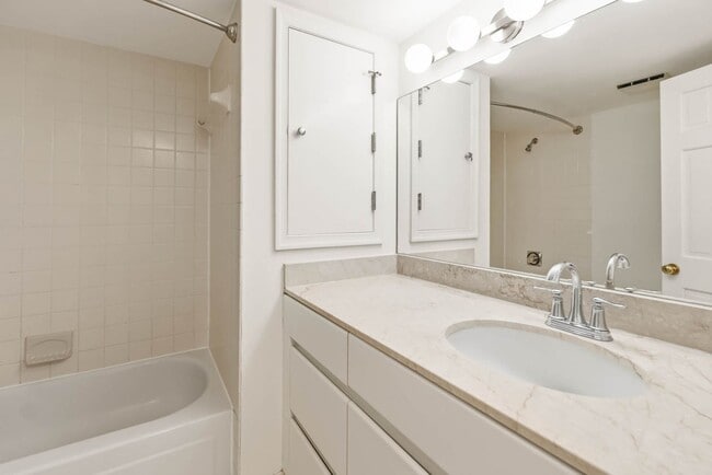 Building Photo - Penn Quarter Condo