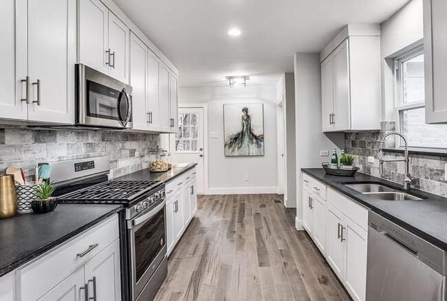 Building Photo - Spacious 5-Bed, 4-Bath Single Family Home with En Suite in Dallas ($500 Off First Month's Rent)