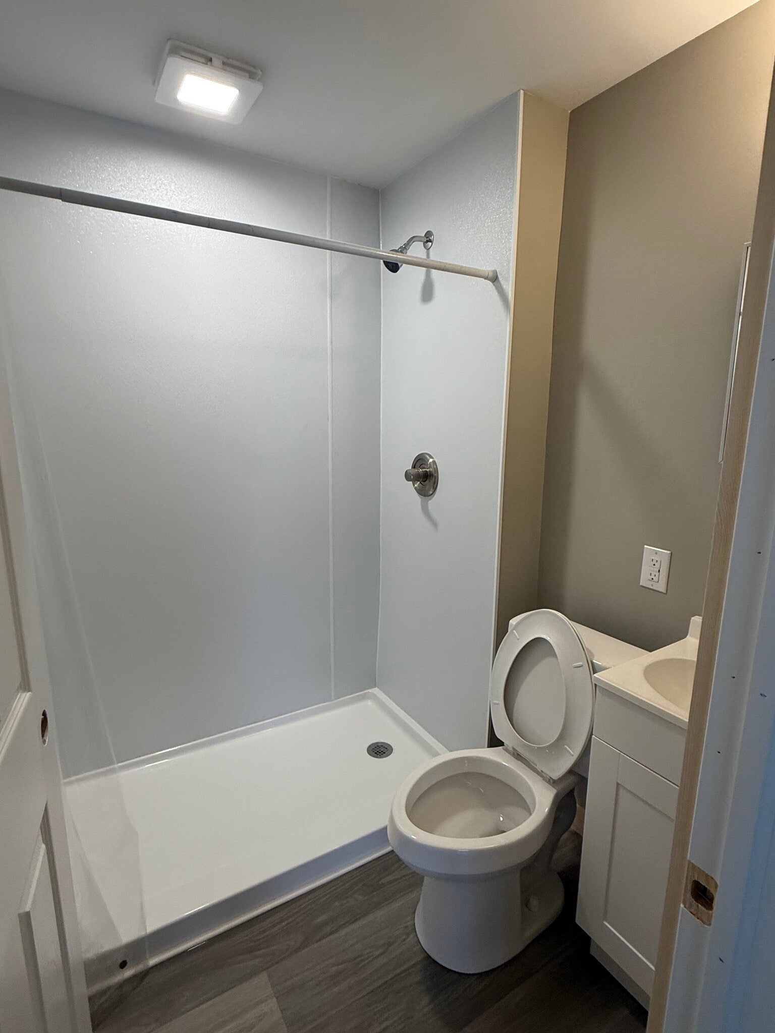 Bathoom - 225 E 31st St