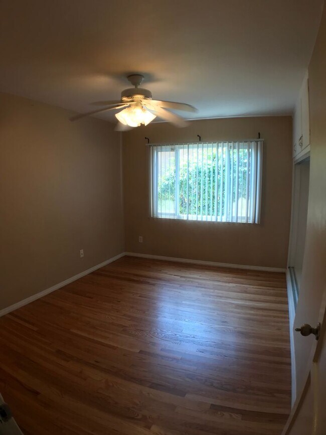 Building Photo - BEAUTIFUL WOOD FLOORS IN THIS- 5 BED 2 BATHROOM- Includes maid service