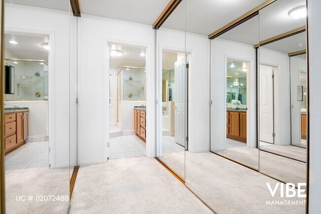 Building Photo - Gorgeous GUARD GATED Westlake Island 3+3 h...