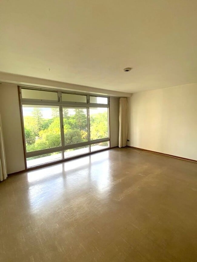 Building Photo - 1 Bedroom / 1 Bath / 1 Pkg at the Queen Emma Gardens