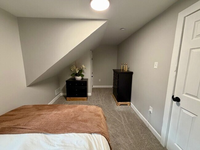 Building Photo - Fully Furnished And Updated 4 bedroom 2 bath house for Lease