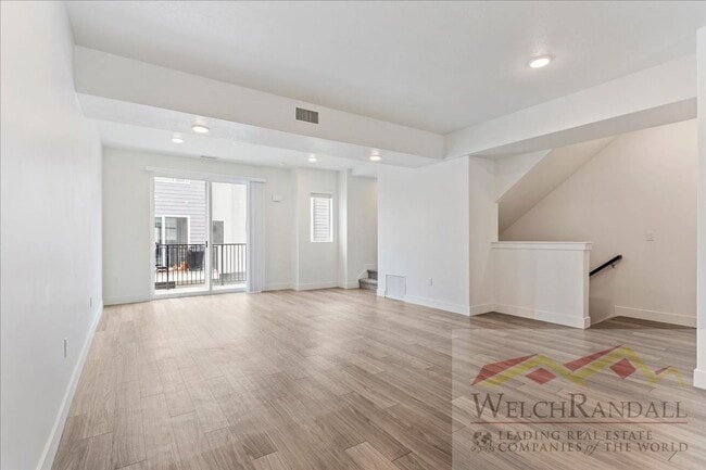Building Photo - Beautiful 3 Bed 2.5 Bath Townhome in West ...