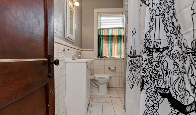 Building Photo - Charming 2-Bedroom Duplex in Franklin Park