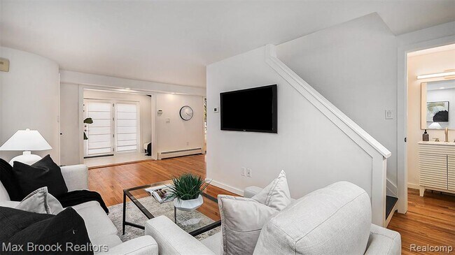 Building Photo - 343 S Elm St