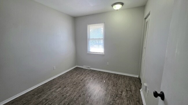 Building Photo - Welcome home to this beautiful Blue Spring...