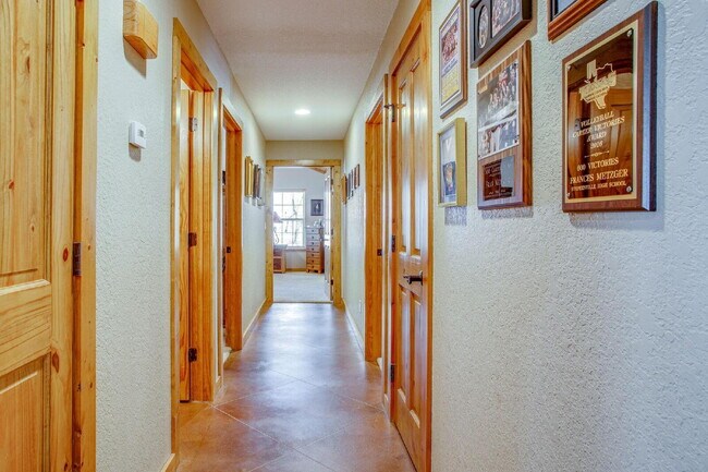 Building Photo - 3 bedroom home on acreage