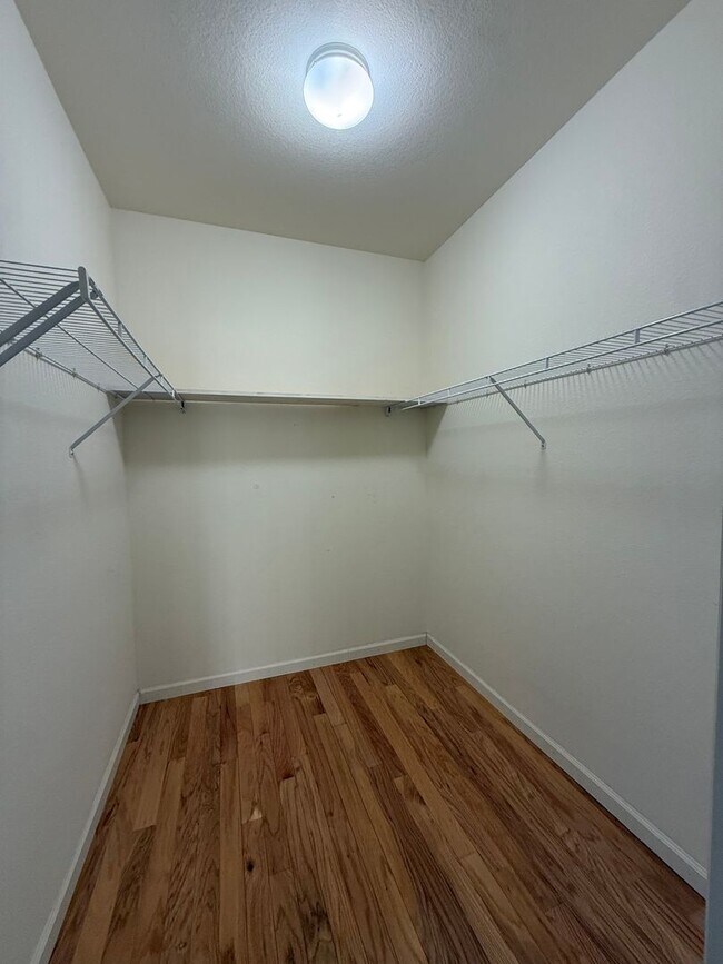 Building Photo - SPACIOUS 2bd/2ba Condo- Available NOW!