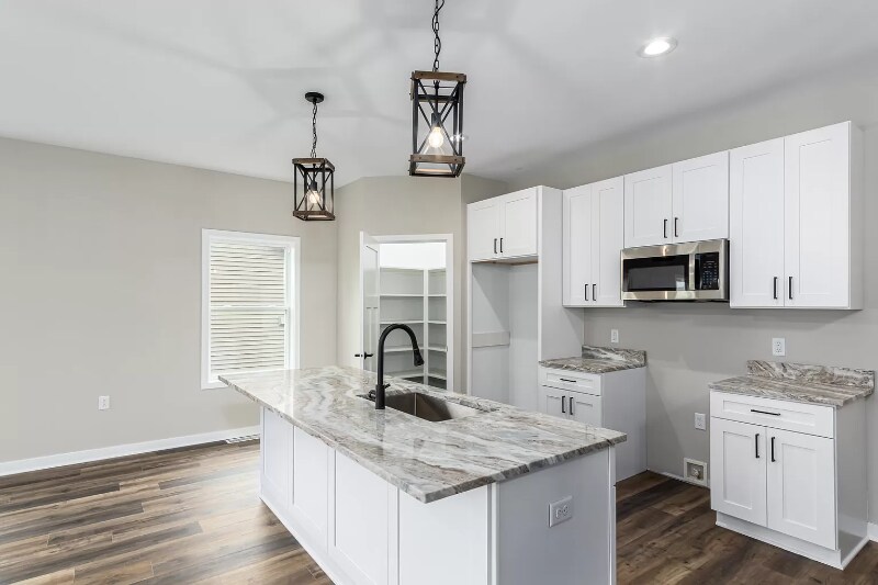 Building Photo - 940 Kings Dr