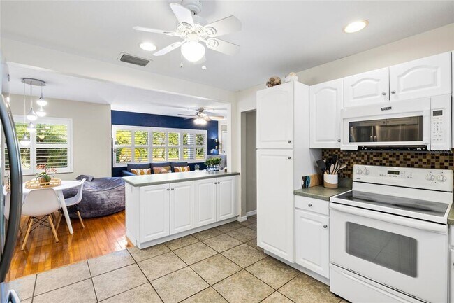Building Photo - 304 N Matanzas Ave