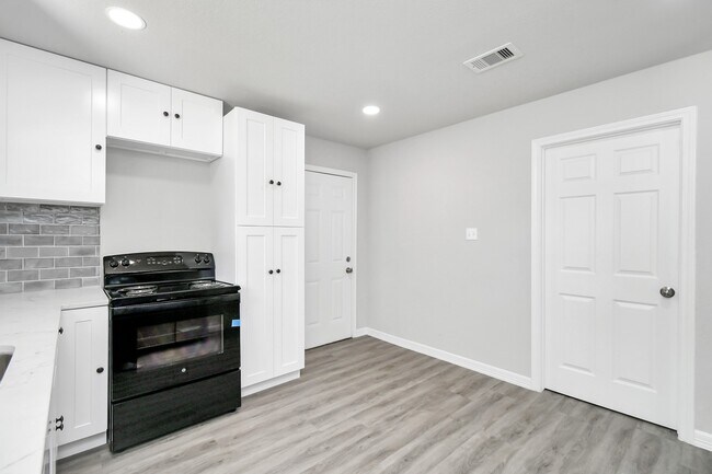 Building Photo - 638 Spell St