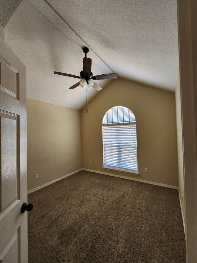 Building Photo - Stunning 3-Bedroom Single Family Located In Champion Estates!