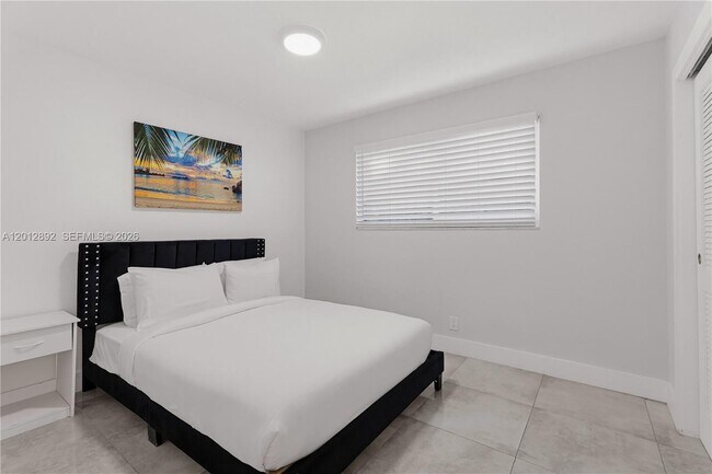 Building Photo - 632 S Crescent Dr