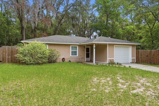 Building Photo - Roomy 3 bedroom 2 bath with great fenced yard