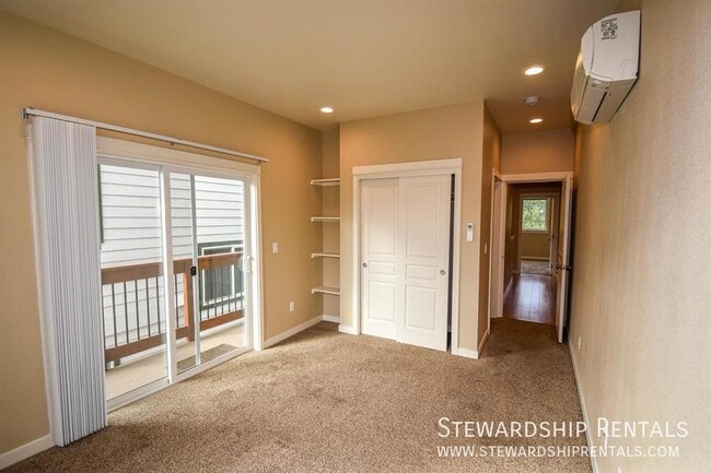 Building Photo - Quack Alley!-5 bed, 6 1/2 bath, with bonus...