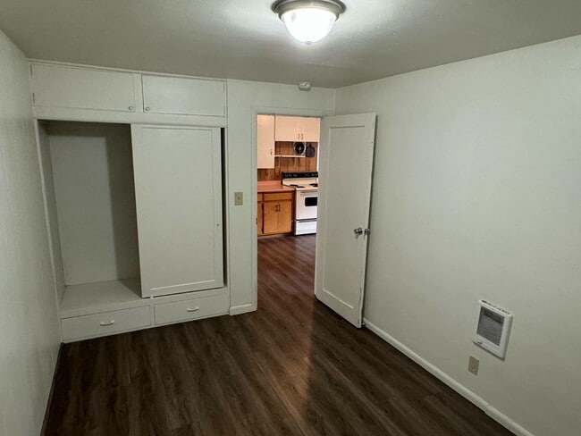 Building Photo - 2 Bedroom Triplex Unit in Springfield