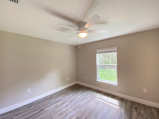 Building Photo - Custom Home - Desirable SE Ocala Neighborh...