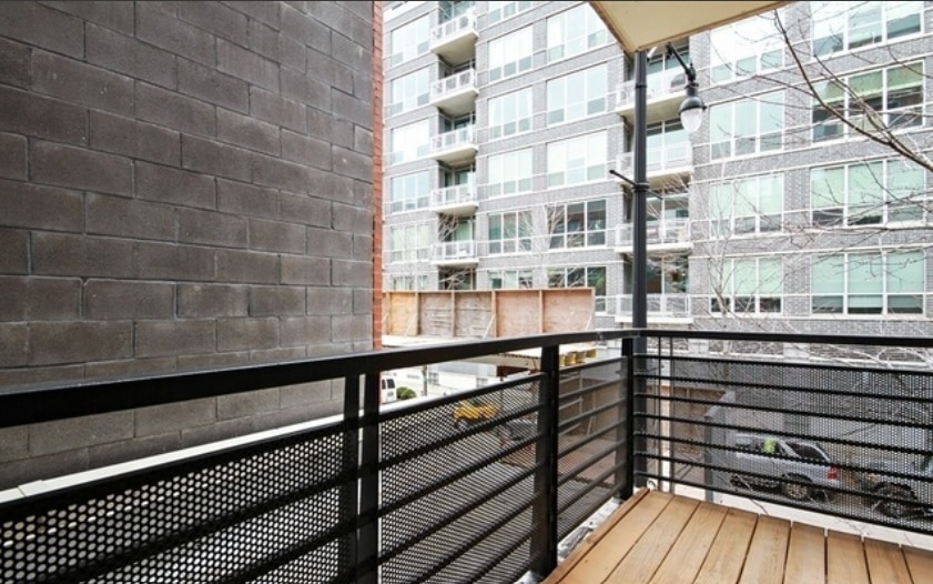 Building Photo - 873 N Larrabee St