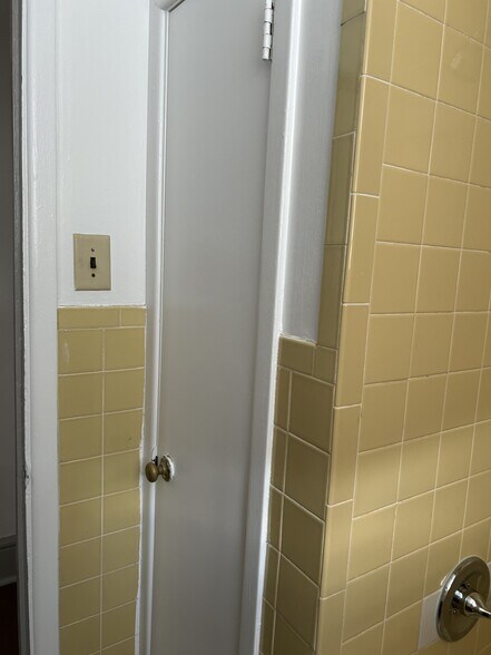 Linen Closet - 141 Franklin Ave