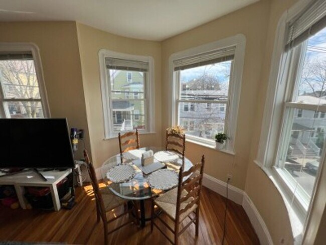Building Photo - No Brokers Fee, In-Unit Washer and Dryer, Central Heat/AC, Parking for Rent