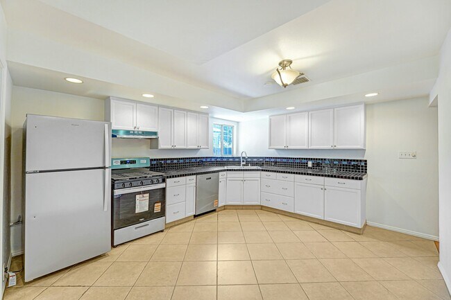 Building Photo - 14323 Califa St