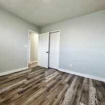 Building Photo - 725 NW 7th Ave
