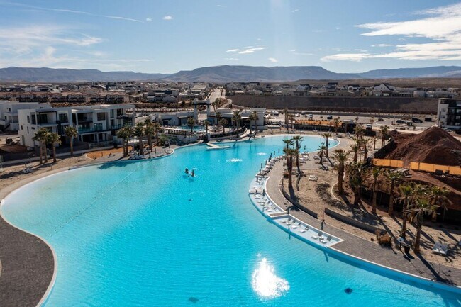 Building Photo - Desert Color Townhome!