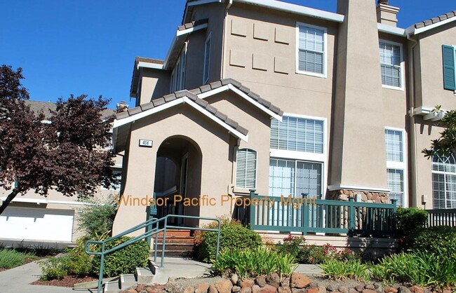 Building Photo - Sharp & Contemporary Townhouse in Beautiful Danville!
