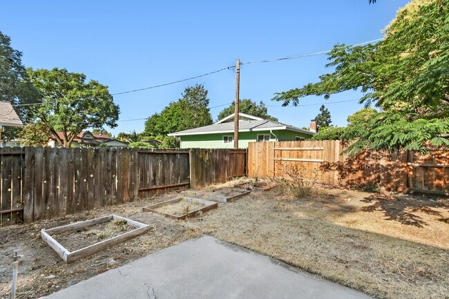 Building Photo - 1611 Clemson Dr